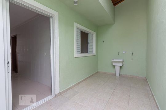 Área de Serviço  de casa para alugar com 2 quartos, 130m² em Jardim Rizzo, São Paulo