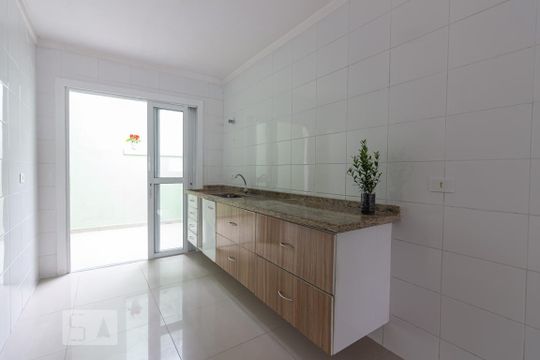 Cozinha de casa para alugar com 2 quartos, 130m² em Jardim Rizzo, São Paulo