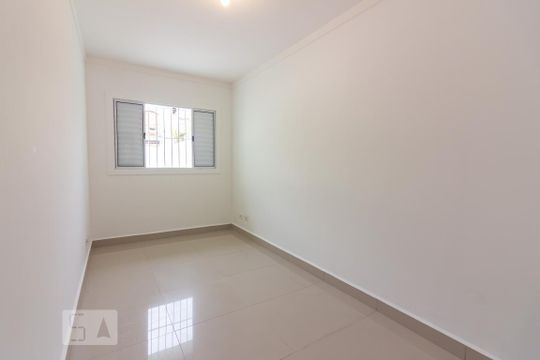 Quarto 1 de casa para alugar com 2 quartos, 130m² em Jardim Rizzo, São Paulo