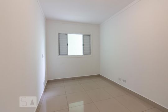 Quarto 2 de casa para alugar com 2 quartos, 130m² em Jardim Rizzo, São Paulo