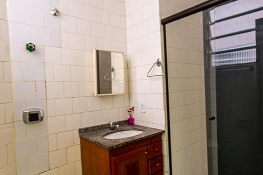 Banheiro Social de apartamento à venda com 2 quartos, 80m² em Centro, Niterói