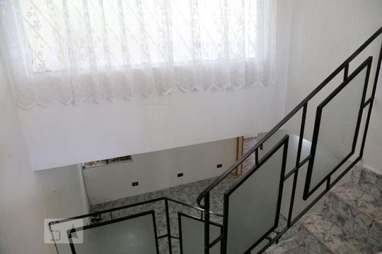 Escada de casa para alugar com 5 quartos, 400m² em Parque Monte Alegre, Taboão da Serra