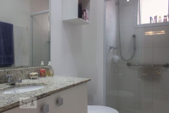 Banheiro de apartamento para alugar com 1 quarto, 41m² em República, São Paulo