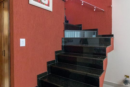 Escadas de casa à venda com 3 quartos, 250m² em Jardim Bela Vista, Guarulhos