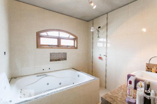 Banheiro da Suíte de casa para alugar com 3 quartos, 210m² em Quarta Parada, São Paulo