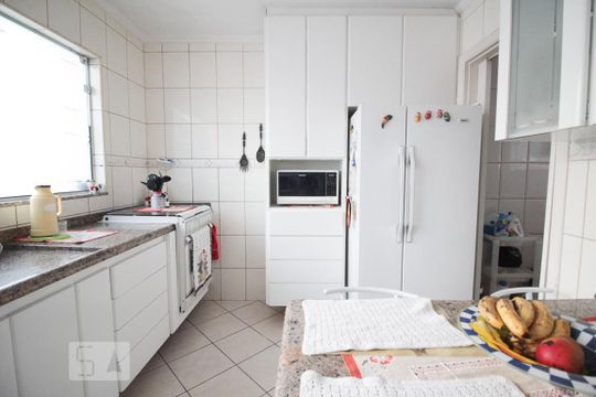 Cozinha de casa de condomínio para alugar com 3 quartos, 195m² em Vila Mariza Mazzei, São Paulo