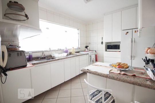 Cozinha de casa de condomínio para alugar com 3 quartos, 195m² em Vila Mariza Mazzei, São Paulo