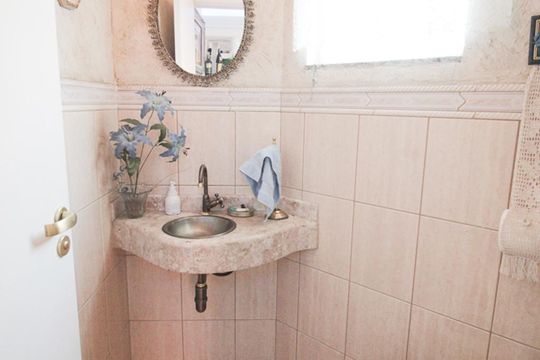 Lavabo de casa de condomínio para alugar com 3 quartos, 195m² em Vila Mariza Mazzei, São Paulo