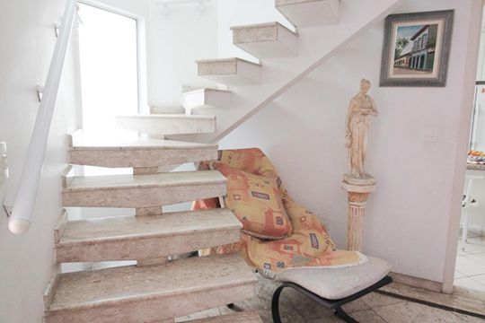 Escada acesso dormitorios de casa de condomínio para alugar com 3 quartos, 195m² em Vila Mariza Mazzei, São Paulo