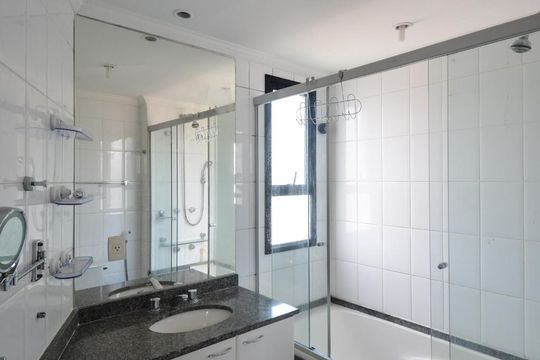 Banheiro da suíte de apartamento à venda com 2 quartos, 73m² em Cerqueira César, São Paulo