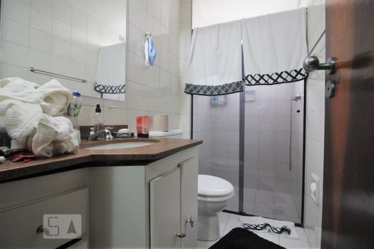 Banheiro social  de apartamento para alugar com 3 quartos, 105m² em Vila Andrade, São Paulo