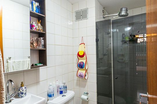 Banheiro Social de apartamento à venda com 2 quartos, 56m² em Fonseca, Niterói