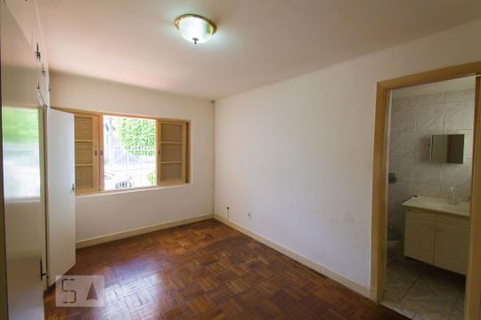 Suíte de casa à venda com 5 quartos, 240m² em Vila Monumento, São Paulo
