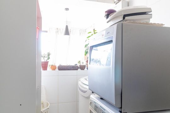 Cozinha e Área de Serviço de apartamento para alugar com 3 quartos, 80m² em Vila Ipiranga, Porto Alegre