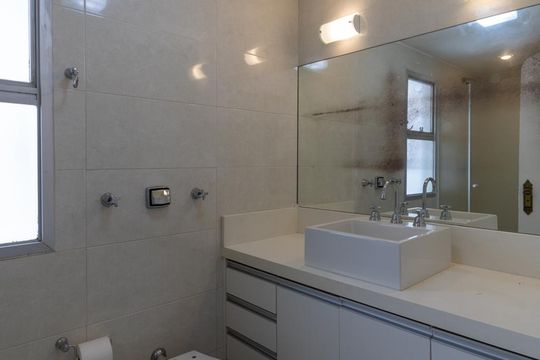 Banheiro de apartamento à venda com 2 quartos, 102m² em Vila Suzana, São Paulo