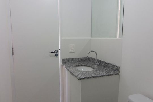 Banheiro de kitnet/studio para alugar com 1 quarto, 24m² em Consolação, São Paulo