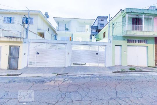 Fachada de casa à venda com 3 quartos, 160m² em Vila Carbone, São Paulo