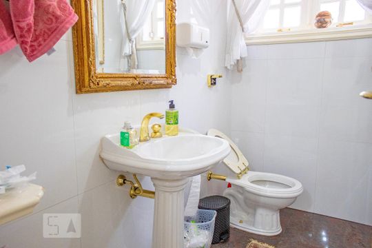 Lavabo de casa para alugar com 4 quartos, 500m² em Caxingui, São Paulo