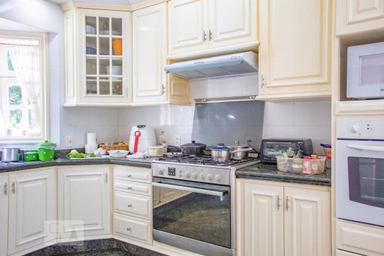 Cozinha de casa para alugar com 4 quartos, 500m² em Caxingui, São Paulo