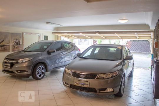 Garagem de casa para alugar com 4 quartos, 500m² em Caxingui, São Paulo