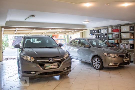 Garagem de casa para alugar com 4 quartos, 500m² em Caxingui, São Paulo