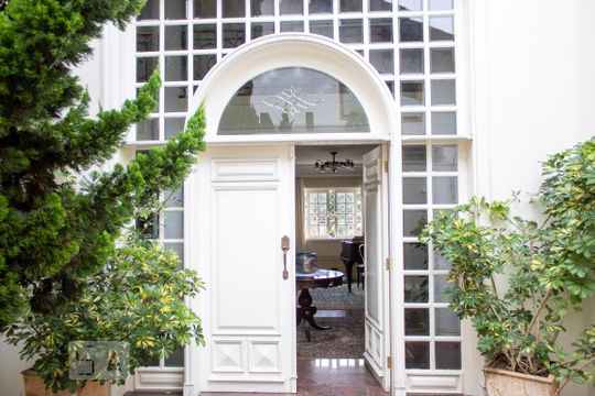Entrada de casa à venda com 4 quartos, 500m² em Caxingui, São Paulo
