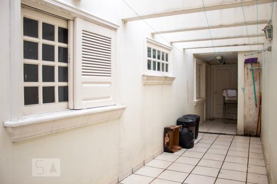 Área Externa de casa para alugar com 4 quartos, 500m² em Caxingui, São Paulo