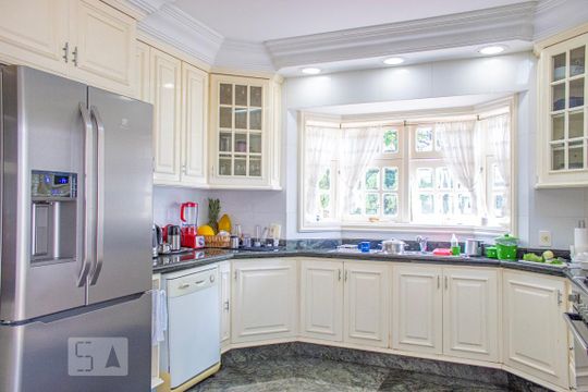 Cozinha de casa para alugar com 4 quartos, 500m² em Caxingui, São Paulo