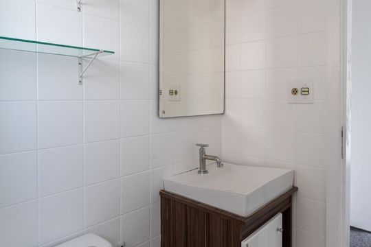 Banheiro de apartamento para alugar com 1 quarto, 64m² em Pinheiros, São Paulo