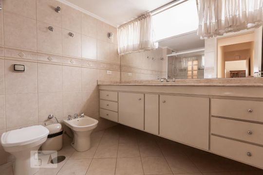 Banheiro de apartamento à venda com 3 quartos, 160m² em Vila Madalena, São Paulo