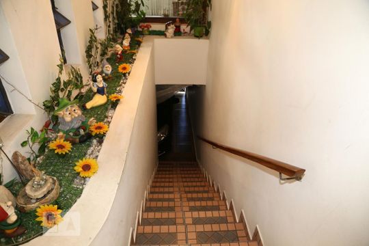Escada de casa à venda com 3 quartos, 207m² em Jardim Kuabara, Taboão da Serra