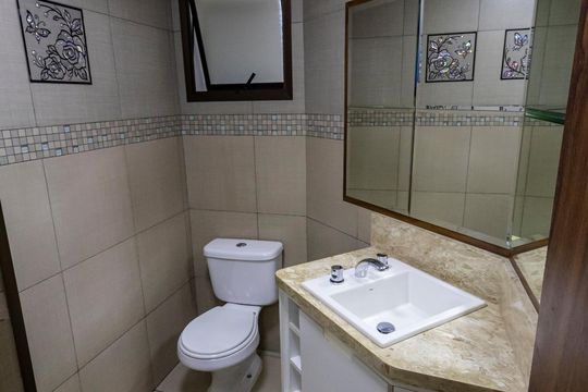 Banheiro social de apartamento para alugar com 2 quartos, 82m² em Cambuci, São Paulo
