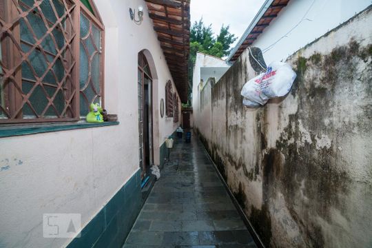 Corredor de casa à venda com 3 quartos, 240m² em Santa Amelia, Belo Horizonte