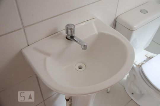 Banheiro de apartamento à venda com 2 quartos, 47m² em Olaria, Canoas