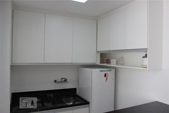 Cozinha de apartamento para alugar com 1 quarto, 52m² em Barra da Tijuca, Rio de Janeiro
