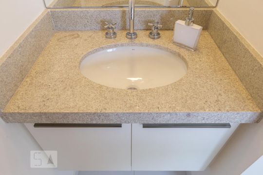 Banheiro de kitnet/studio para alugar com 1 quarto, 35m² em Água Branca, São Paulo
