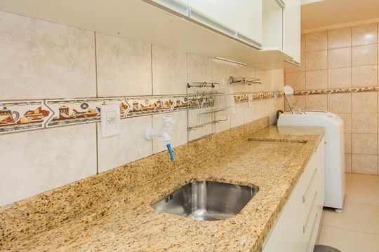 Cozinha  de apartamento para alugar com 1 quarto, 73m² em Vila Ipiranga, Porto Alegre