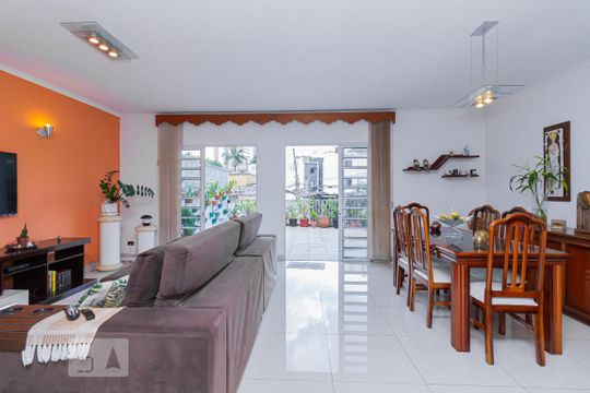 Casa à venda com 3 quartos, 200m² em Vila Ipojuca, São Paulo