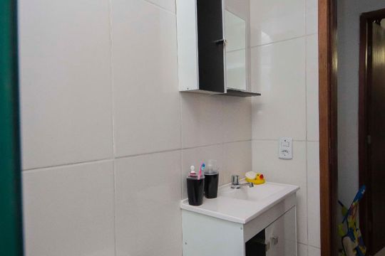 Banheiro de apartamento para alugar com 1 quarto, 40m² em Humaitá, Porto Alegre