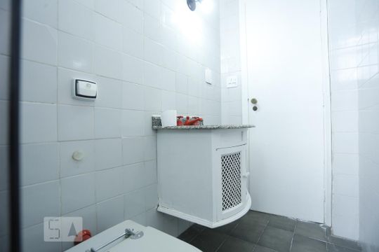 Banheiro de kitnet/studio para alugar com 1 quarto, 44m² em Vila Buarque, São Paulo