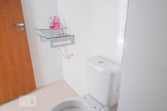 Banheiro de kitnet/studio para alugar com 1 quarto, 47m² em Chora Menino, São Paulo