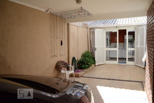 Área externa de casa para alugar com 4 quartos, 350m² em Igara, Canoas