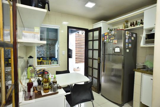 Cozinha de casa de condomínio à venda com 4 quartos, 230m² em Freguesia de Jacarepaguá, Rio de Janeiro