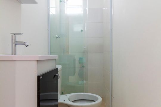 Banheiro de kitnet/studio para alugar com 1 quarto, 30m² em Americanópolis, São Paulo