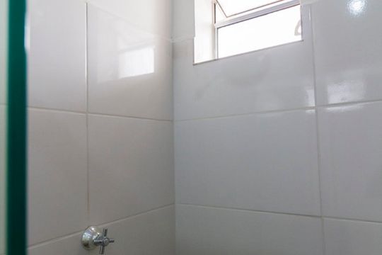 Banheiro de kitnet/studio para alugar com 1 quarto, 30m² em Americanópolis, São Paulo