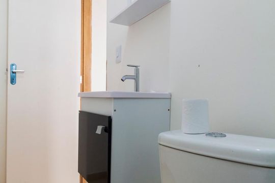 Banheiro de kitnet/studio para alugar com 1 quarto, 30m² em Americanópolis, São Paulo