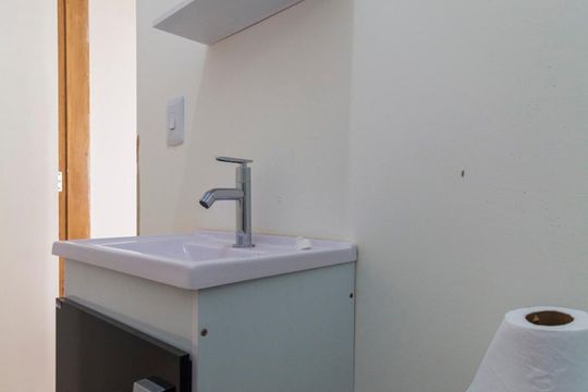 Banheiro de kitnet/studio para alugar com 1 quarto, 30m² em Americanópolis, São Paulo