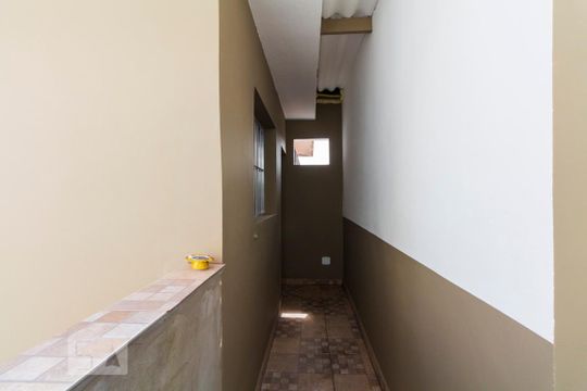 Corredor lateral de kitnet/studio para alugar com 1 quarto, 30m² em Americanópolis, São Paulo