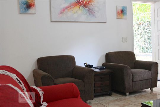 Sala de casa de condomínio para alugar com 4 quartos, 300m² em Barra da Tijuca, Rio de Janeiro