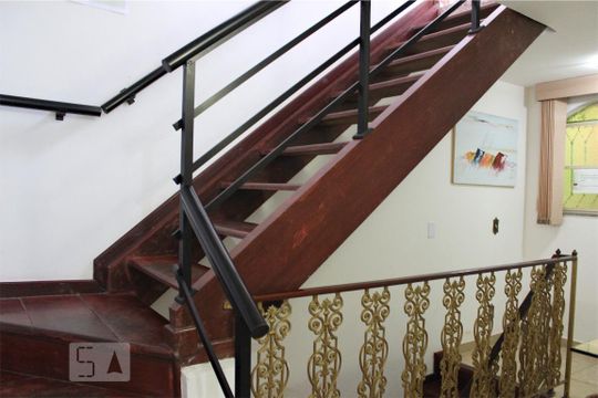 Escada de casa de condomínio para alugar com 4 quartos, 300m² em Barra da Tijuca, Rio de Janeiro
